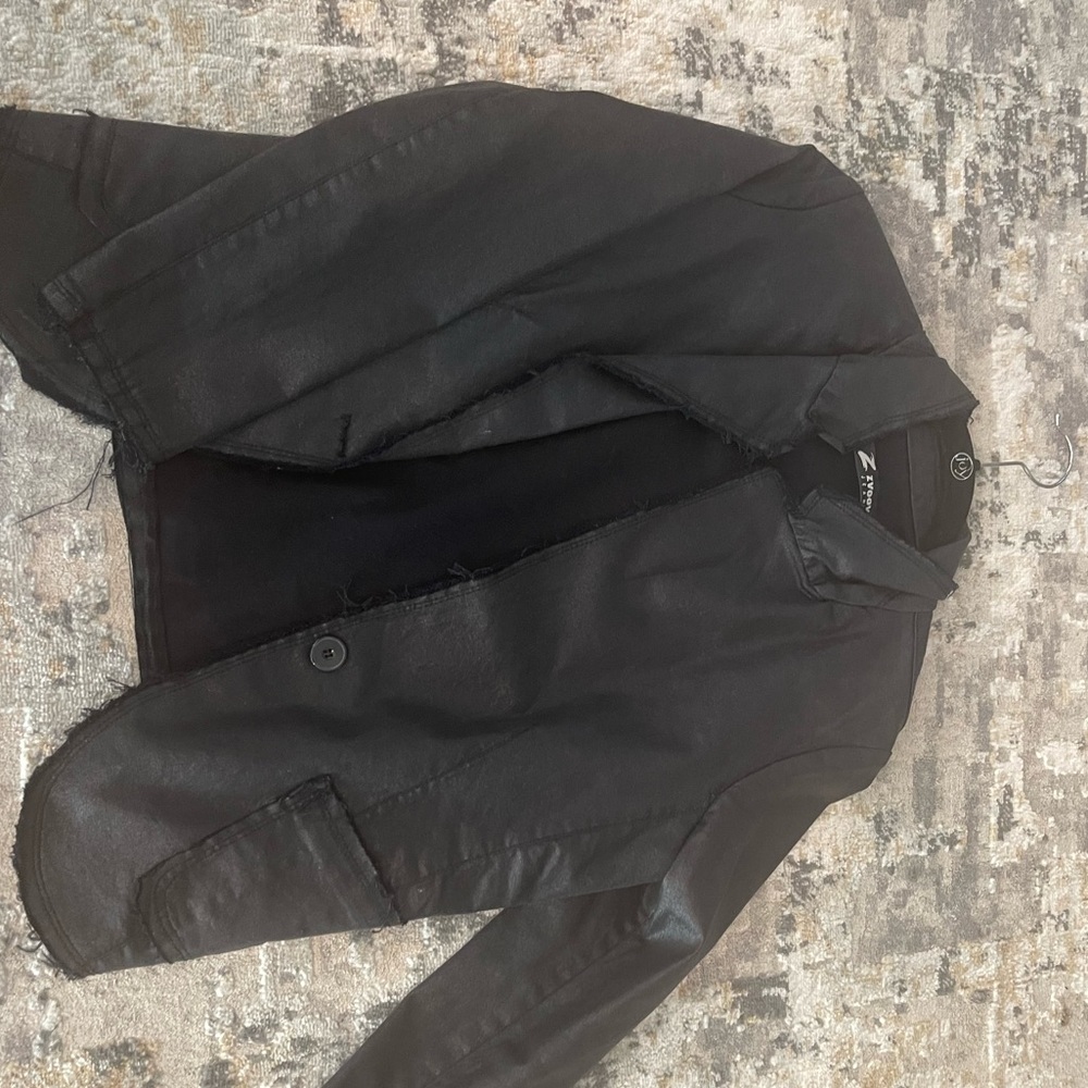 i’m selling this jacket it’s brand new,never worn with no tag